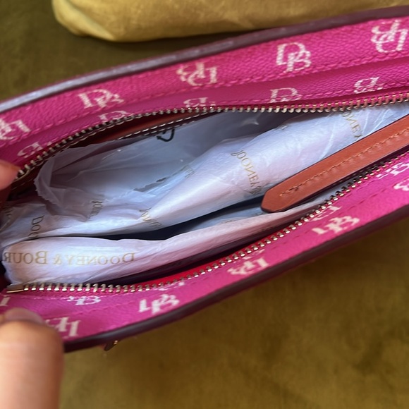 Dooney& Bourke Gretta Rosie Fuchsia Pink Small Zip Crossbody Purse Bag - Picture 4 of 6